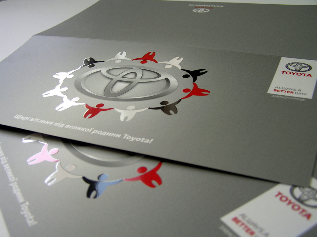 Друк листівок «Щирі вітання від великої родини Toyota!». Поліграфія друкарні Макрос, виготовлення рекламних листівок, специфікація 958989-3